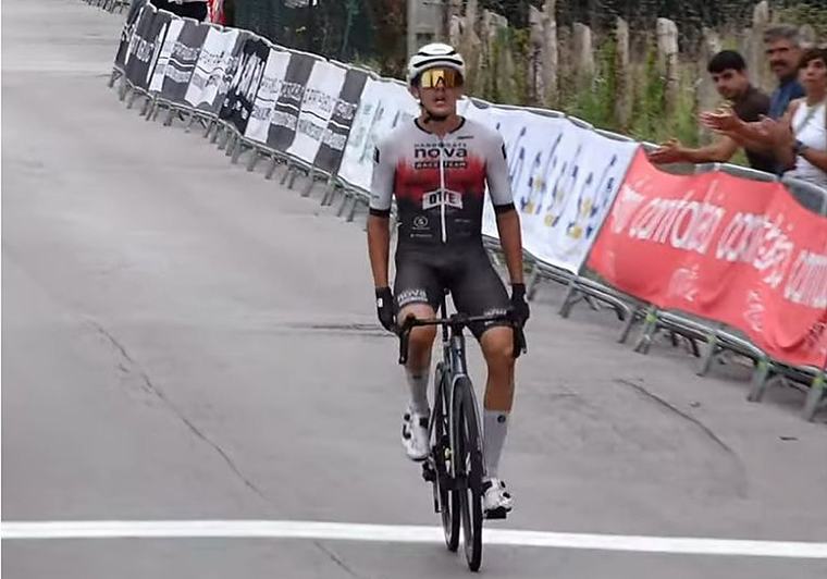 El británico Dexter Townsend, victoria y liderato en la Vuelta a Cantabria júnior