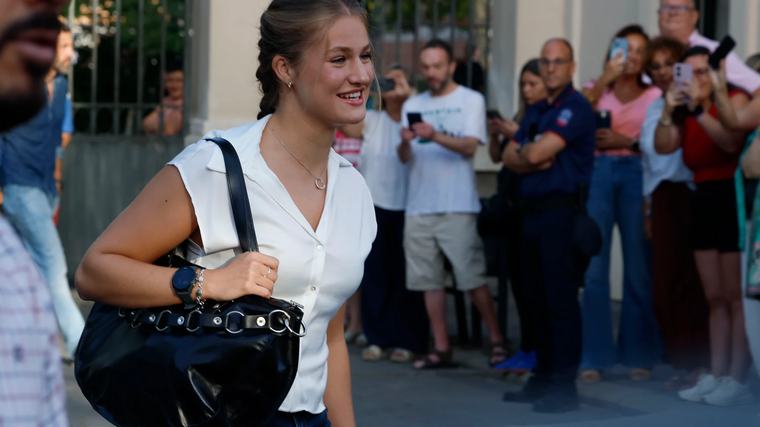 La Princesa Leonor empieza la universidad con el uniforme de las chicas de su edad: vaqueros anchos, zapatillas y bolso XXL