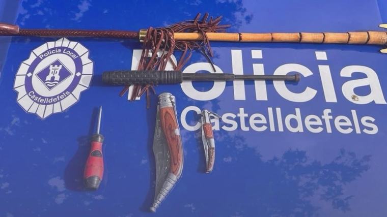 Una lanza y otras armas blancas en un control rutinario de la policía local de Castelldefels