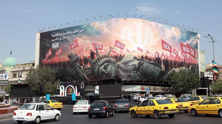 Irán responde a Washington e intensifica su ofensiva en Ormuz con ataques a portaviones y buques de EEUU