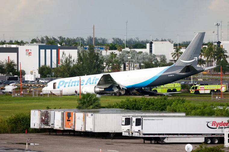 Un avión de carga de Amazon se estrella tras salirse de la pista en el aeropuerto de Miami