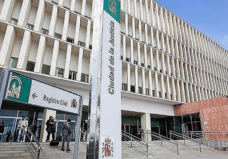 Pierde la visión tras operarse y la clínica no lo atiende hasta un mes después: deberá indemnizarlo con 41.000 euros