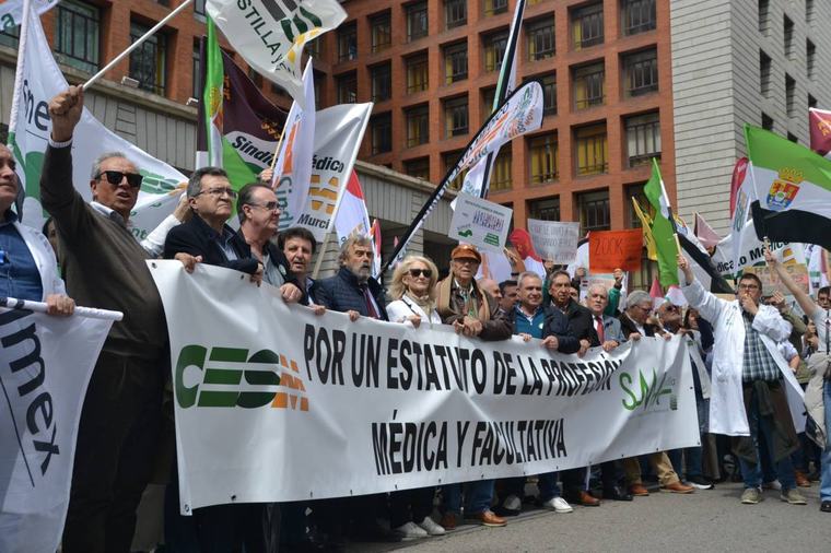profesionales | De la tregua en las comunidades al conflicto nacional: así arranca el nuevo curso para los médicos