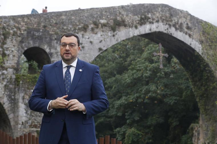 Barbón reivindica el autogobierno y reclama acuerdos en torno a la vivienda, el peaje o la financiación