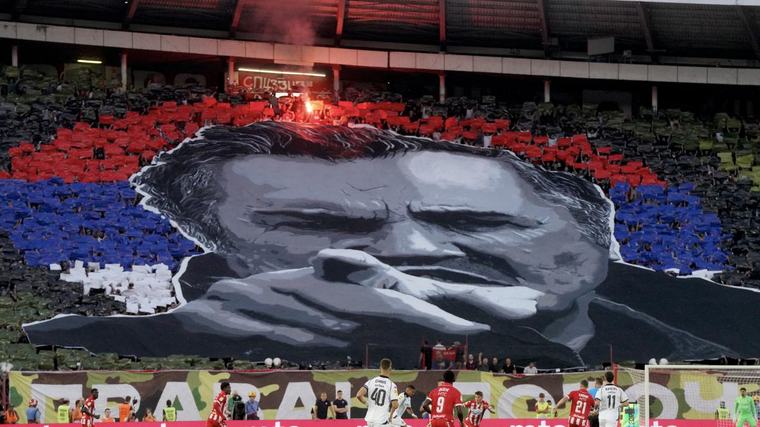 El polémico homenaje del Estrella Roja y el Partizán a Ratko Mladic, el conocido como 'el carnicero de Bosnia'