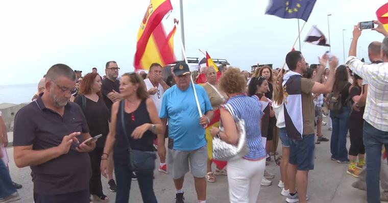 Última hora de la crisis migratoria de Ceuta | Una manifestación llega al puerto de Ceuta para protestar contra la decisión del Gobierno de instalar campamentos