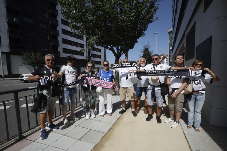 La afición blanquinegra calienta motores en Oviedo
