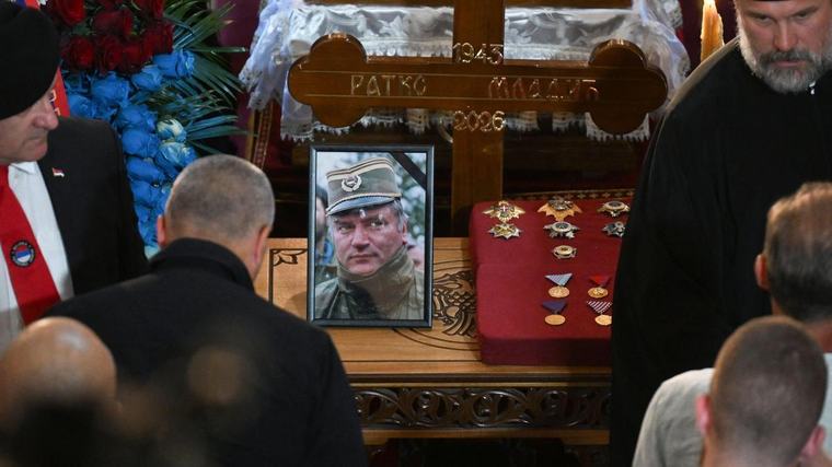 Serbia entierra a Ratko Mladic, el 'carnicero de Bosnia', condenado por genocidio