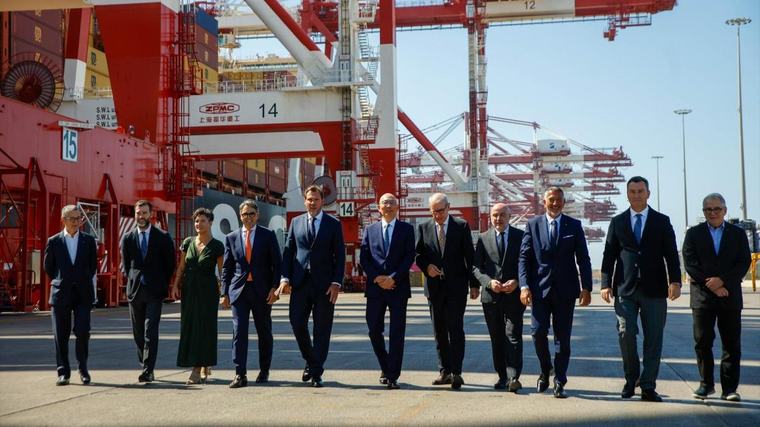 Óscar Puente inaugura las dos nuevas grúas del gigante chino Hutchison en el Puerto de Barcelona
