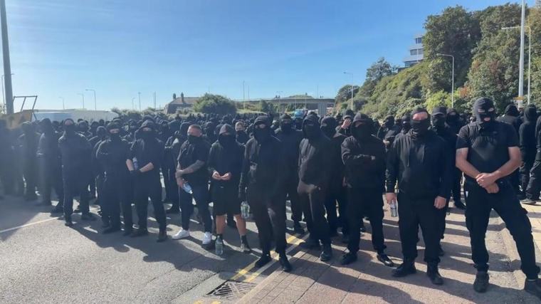 Liberado el puerto de Dover: la Policía dispersa a los encapuchados que protestaban por la inmigración