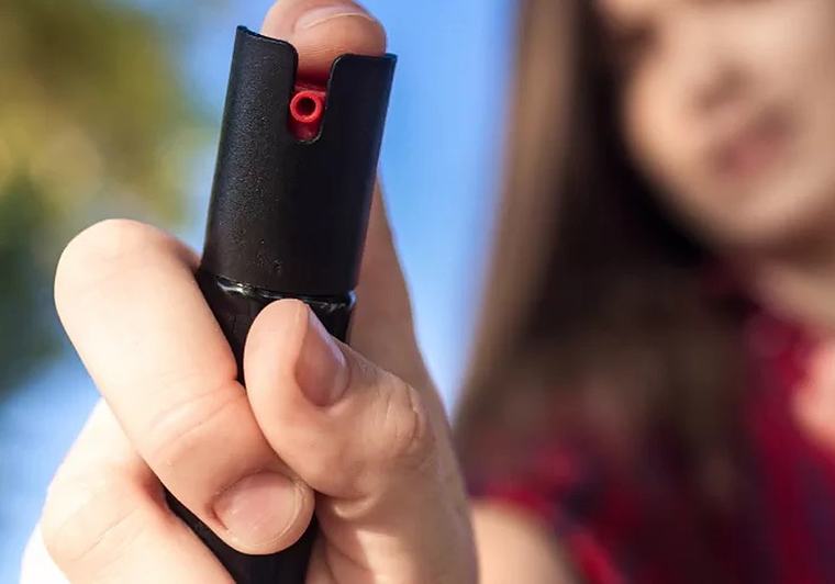 Sanidad sancionará a quienes lleven un spray de autodefensa comprado por internet sin este número: multas de hasta 30.000 euros