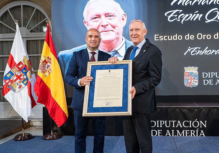 La Diputación concede el Escudo de Oro de la Provincia a Mariano Espín tras 22 años de entrega como secretario