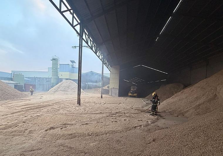 Un incendio alcanza varios acopios de serrín en una instalación industrial de Villacañas
