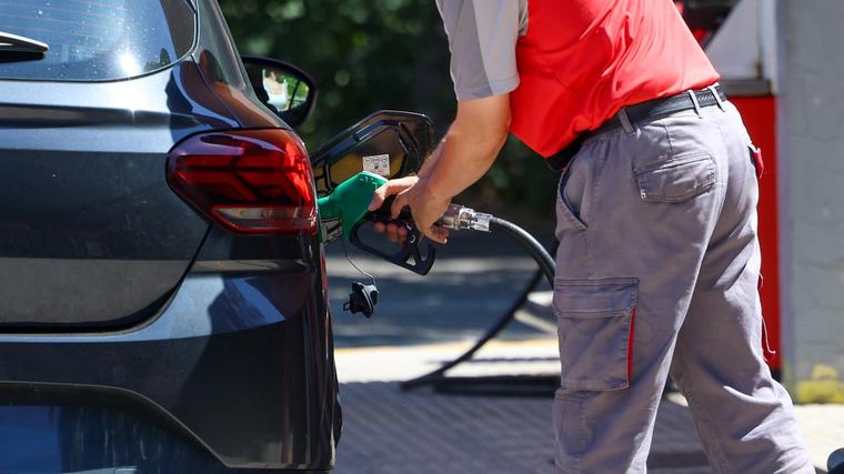 Los carburantes no dan tregua y encadenan nueve semanas al alza: llenar el depósito ya es 25 euros más caro que hace un año