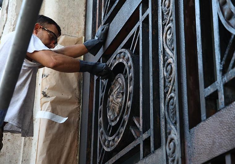 Valencia restaura y pinta las puertas y ventanas de la fachada del Ayuntamiento por el 750 aniversario de Jaume I