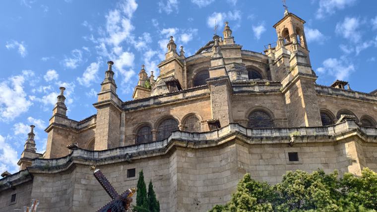 La Catedral de Granada reabre sus puertas este domingo tras los terremotos para celebrar las misas: seguirá cerrada el resto de la semana