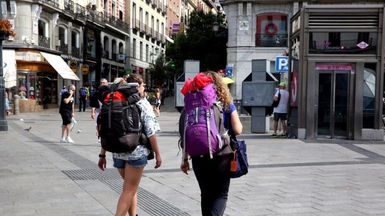 Los españoles realizaron 18,7 millones de viajes en julio, un 0,6 % menos que un año antes