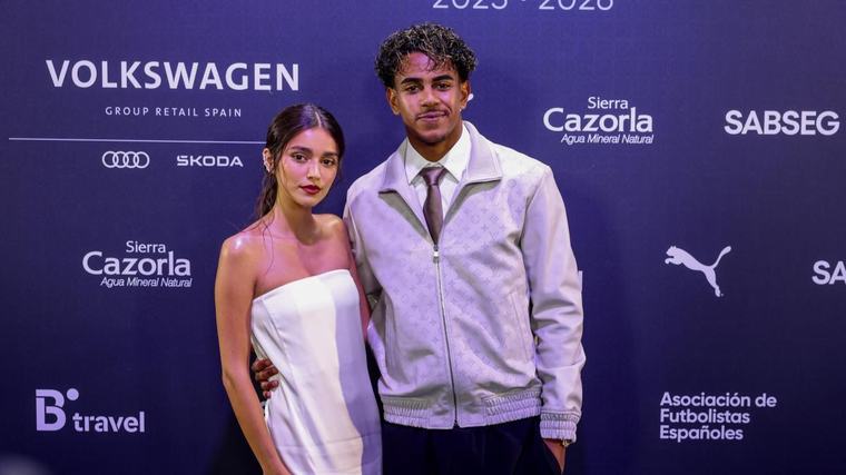 Inés García se viste de novia en su primera alfombra roja con Lamine Yamal