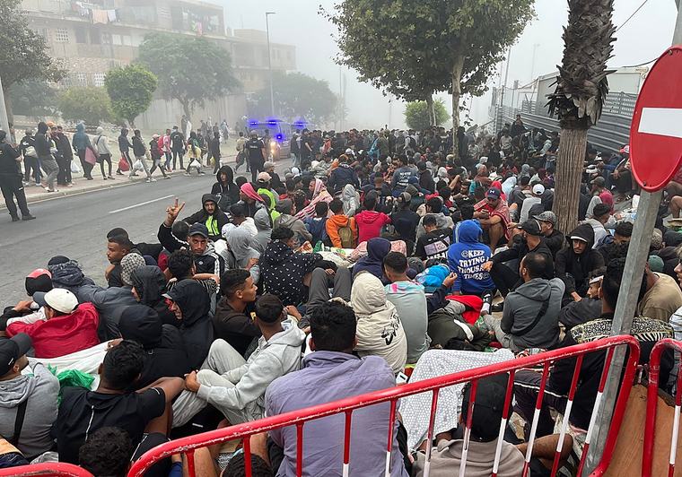 Devueltos a Marruecos 21 inmigrantes por lanzar piedras a militares y guardias civiles en Ceuta