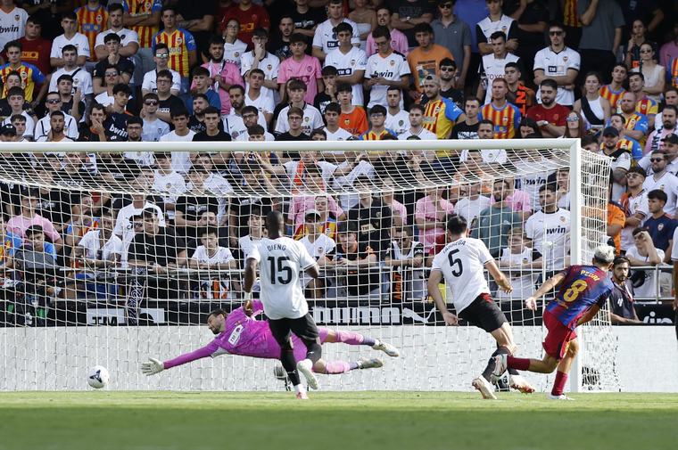 El Barcelona agrava el incendio de Mestalla (0-5)