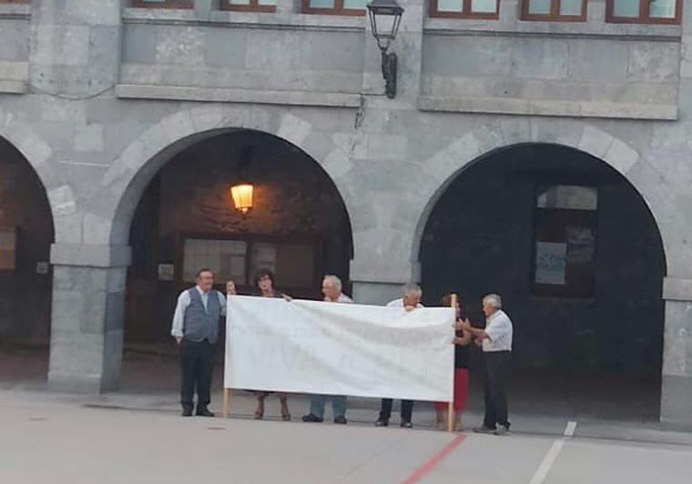 Los seis vecinos de Leiza que se manifiestan por Ceuta y vuelven a hacerse virales