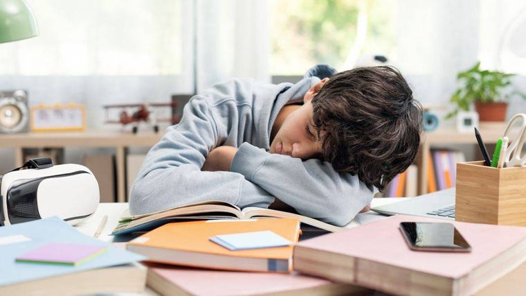 pacientes | Casi el 40 % de los adolescentes sufre insomnio: los expertos alertan del 'jet lag social' ante la vuelta al cole