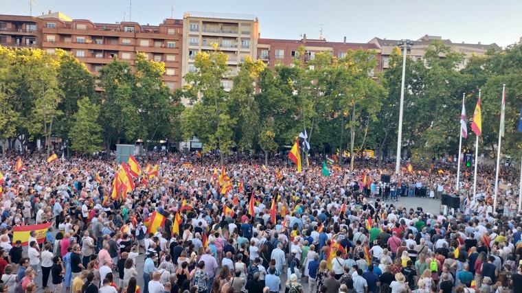 Centenares de personas llenan la Plaza del Ayuntamiento de Logroño en apoyo a Ceuta: "Ceuta no se vende"
