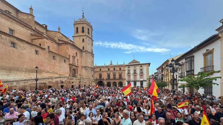Lorca se vuelca con Ceuta en una multitudinaria concentración de cerca de 10.000 personas