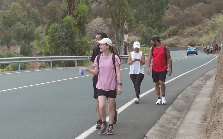 Protección, hidratación y precaución, claves para los peregrinos que suban caminando a Teror