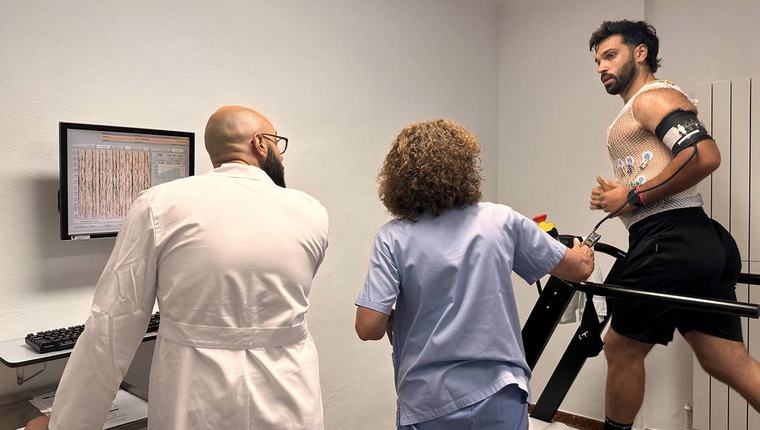 lupa sanitaria | Los jugadores del Club Balonmán Cangas pasan reconocimiento médico en el Hospital Ribera Povisa