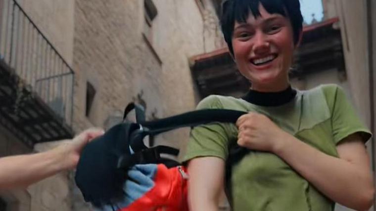 Un vídeo de Desigual ironiza sobre el turismo y los carteristas de Barcelona y desata la polémica entre los locales