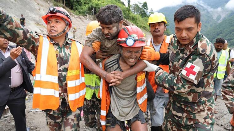 Nepal eleva a 1.344 los muertos mientras siguen las operaciones de rescate y búsqueda