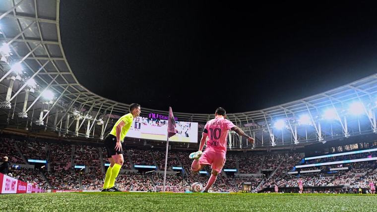 Cuando Messi hace malabares con el balón, una habitación puede ser la Bombonera
