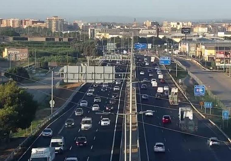 Largas colas en la Pista de Silla y la V-30 en la mañana de este lunes