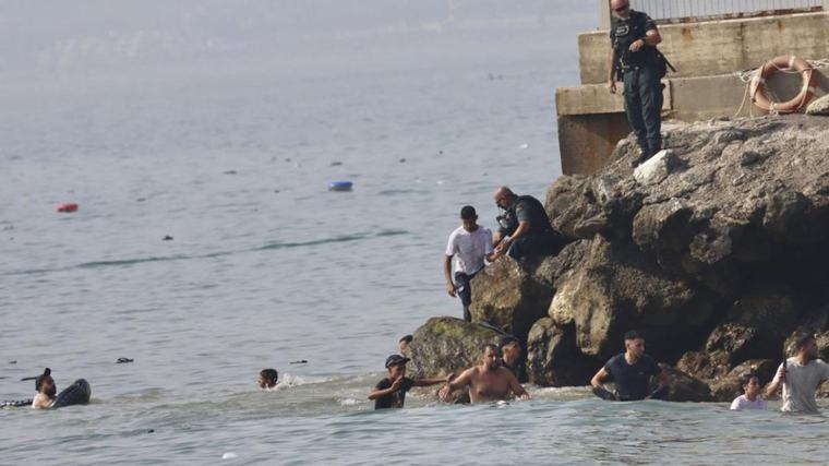 Marruecos informa al Gobierno de que está investigando la entrada masiva de Ceuta