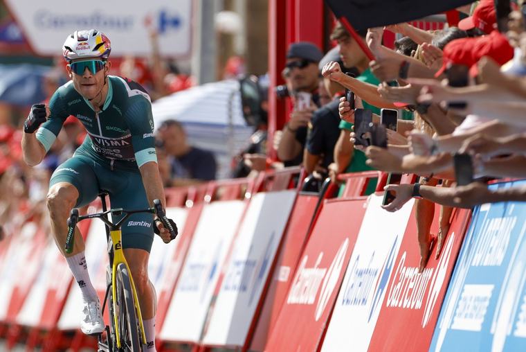 Van Aert impone la ley del clasicómano y Mas un día más de rojo
