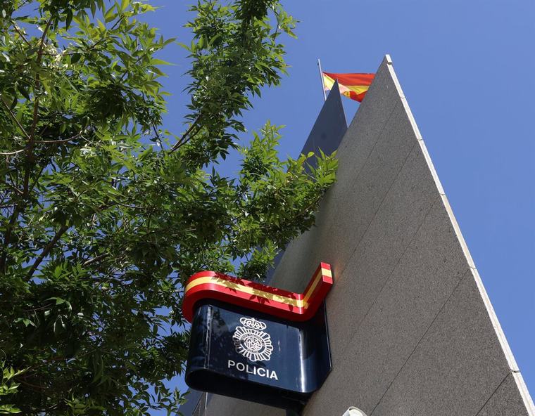Detenido un policía nacional en Móstoles tras dejar su pistola reglamentaria a un conocido