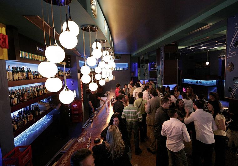 Ocho años de cárcel para un hostelero que agredió sexualmente a una joven en su bar